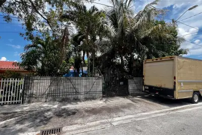 1531 NW 59th St, Miami: photo 1 of 7