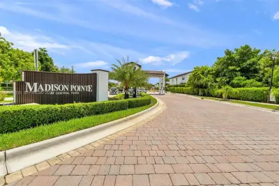 10204 NW 86th St, Doral: photo 1 of 69