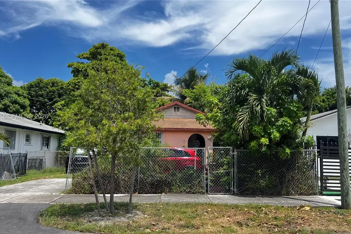 1135 NW 65th St, Miami: photo 1 of 10