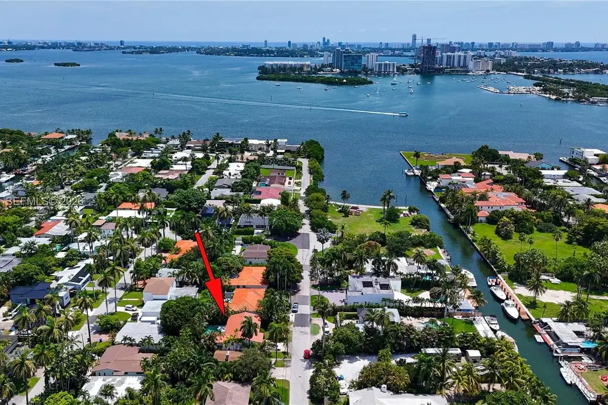 1085 NE 84th St, Miami: photo 1 of 48