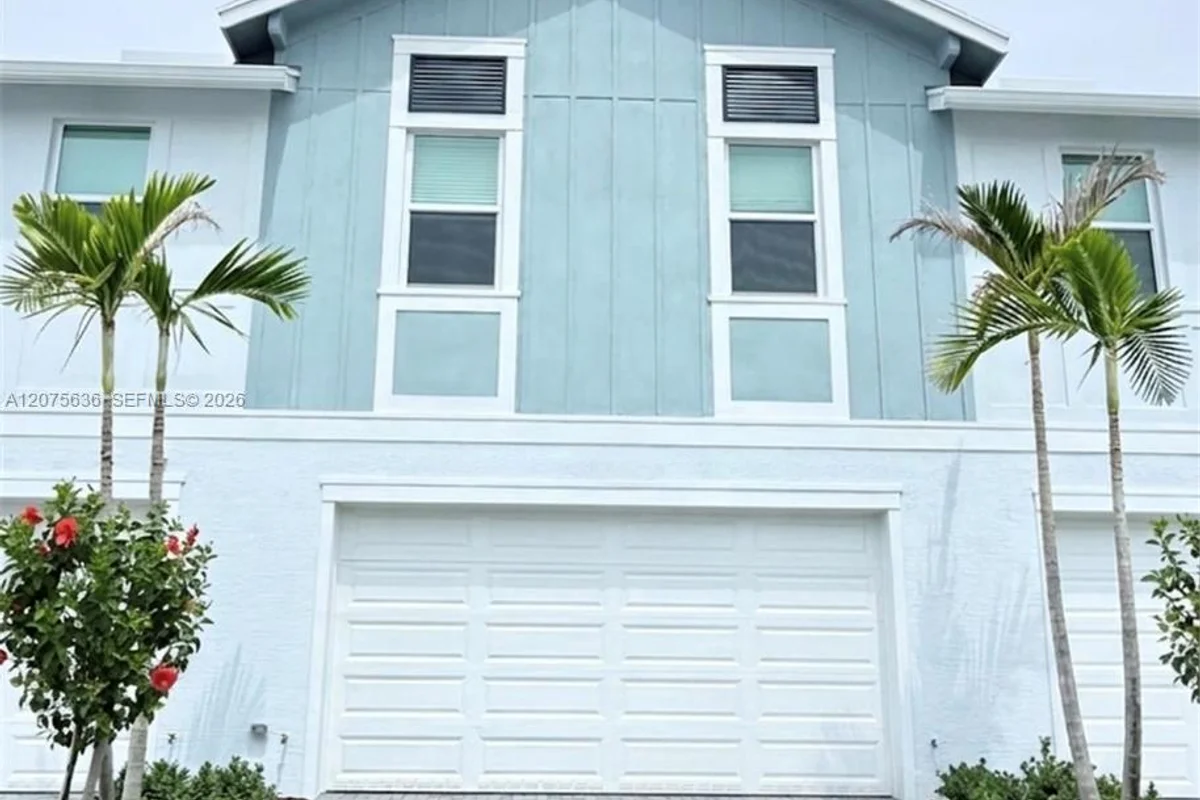 Townhouse in Westlake: photo 1 of 33