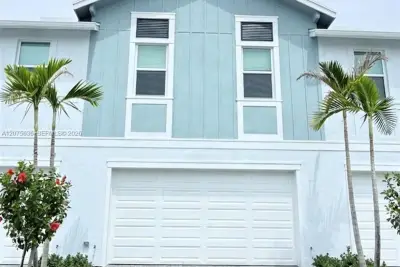 Townhouse in Westlake: photo 1 of 33