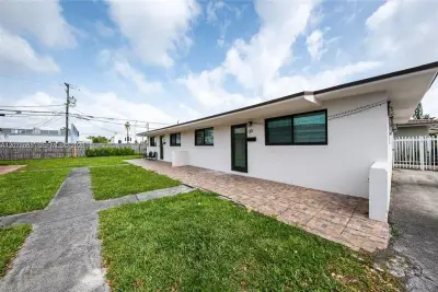 30 NW 56th Ct, Miami: photo 1 of 37
