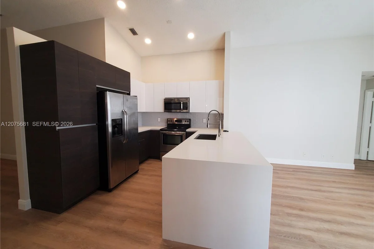 House in Weston: photo 1 of 18