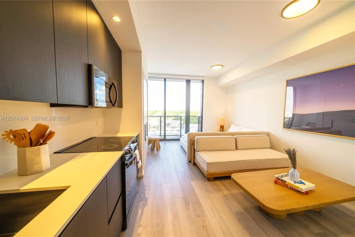 176 NW 25th St #512, Miami: photo 1 of 16