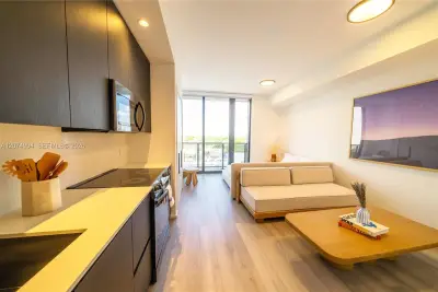 176 NW 25th St #512, Miami: photo 1 of 16