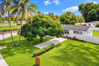 2200 NW 110th St, Miami: photo 1 of 37