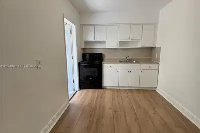 951 SW 5th St #1, Miami: photo 1 of 10