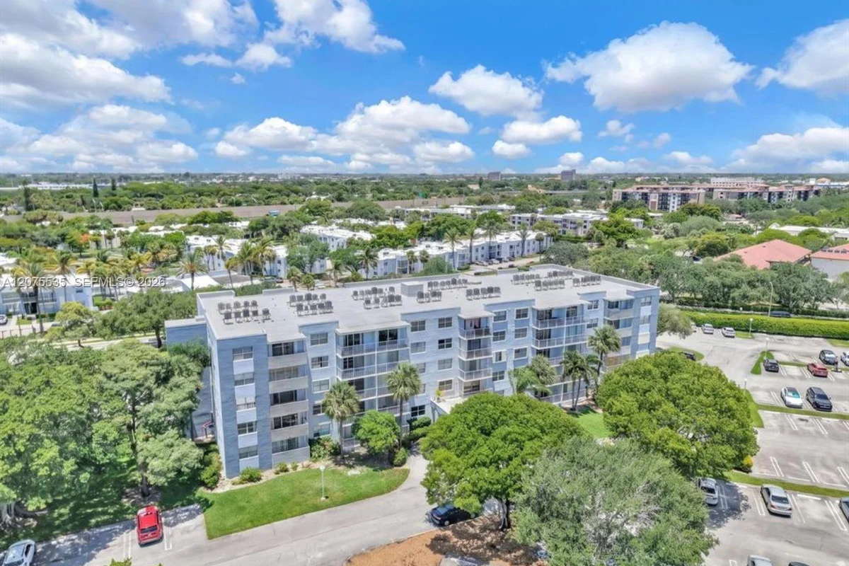 500 Executive Center Dr #3I, West Palm Beach: photo 1 of 24
