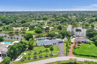 10880 SW 25th St, Davie: photo 1 of 60