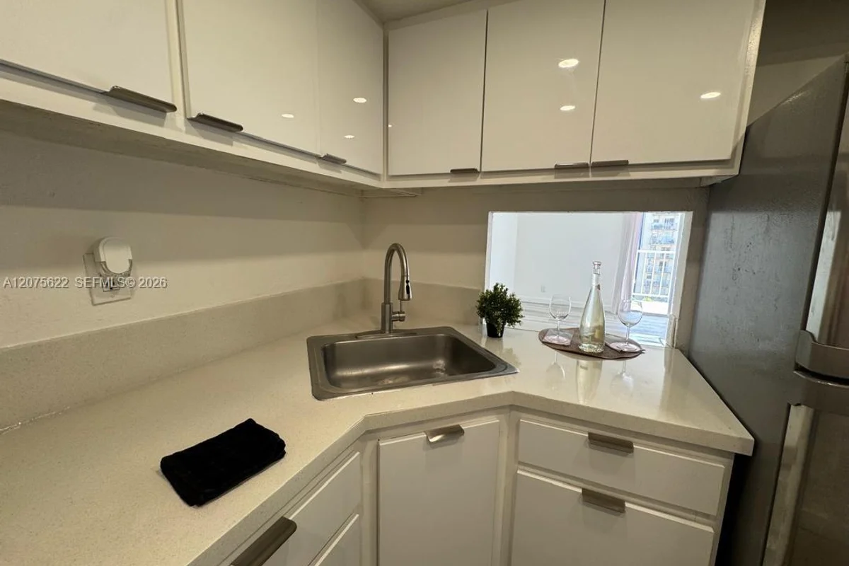 4550 NW 9th St #709E, Miami: photo 1 of 28