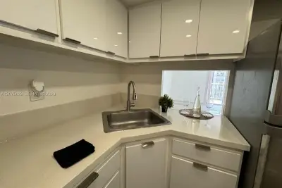 4550 NW 9th St #709E, Miami: photo 1 of 28