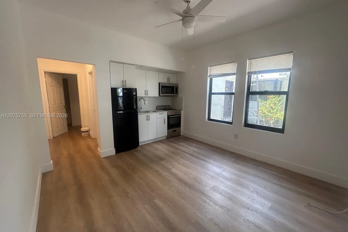 2000 Monroe St #10, Hollywood: photo 1 of 13