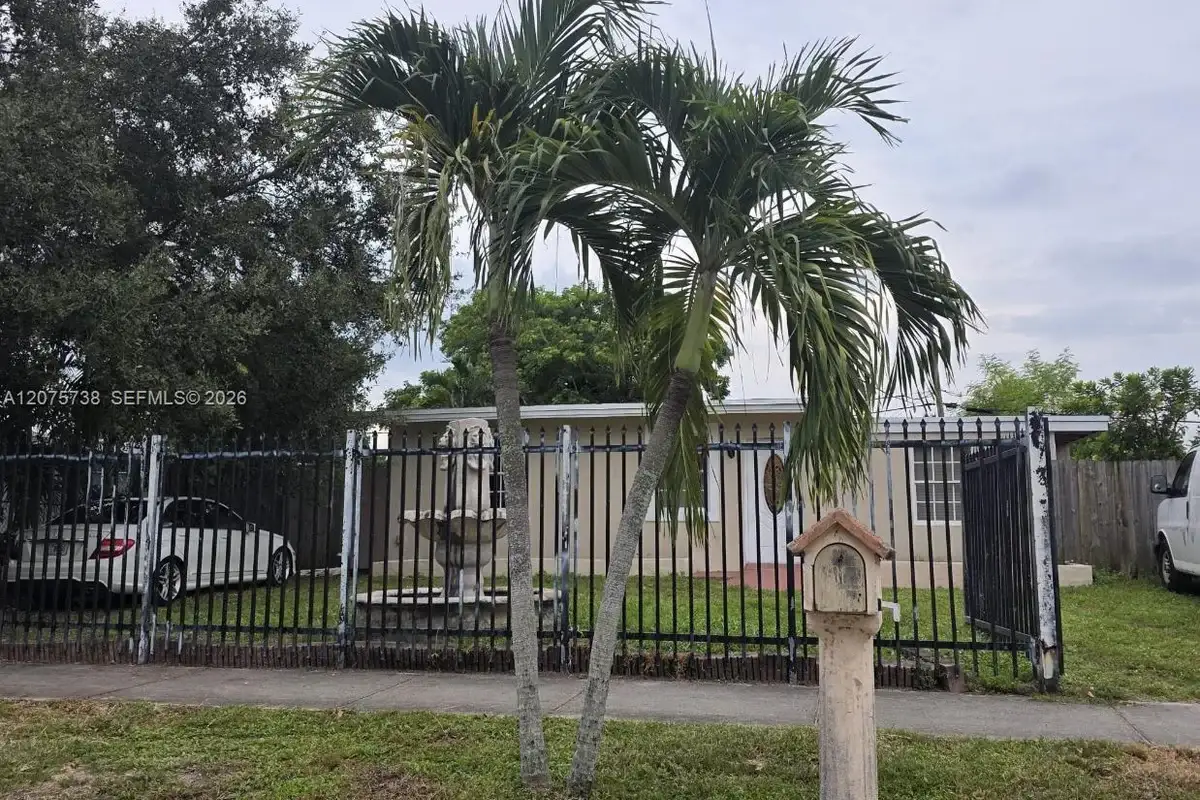 4570 SW 39th St, West Park: photo 1 of 17
