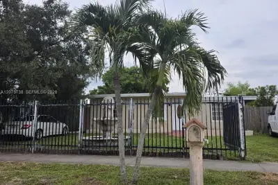 4570 SW 39th St, West Park: photo 1 of 17