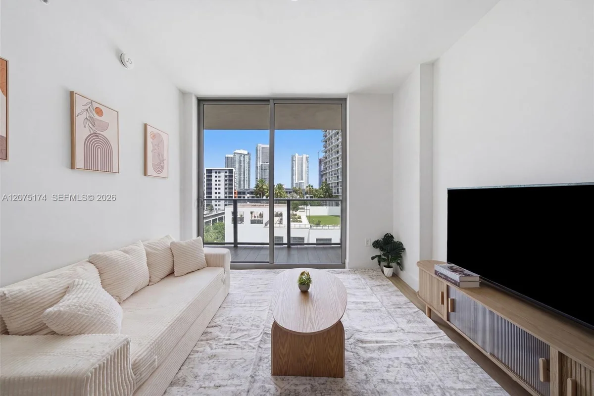 90 NE 32nd St #811, Miami: photo 1 of 19