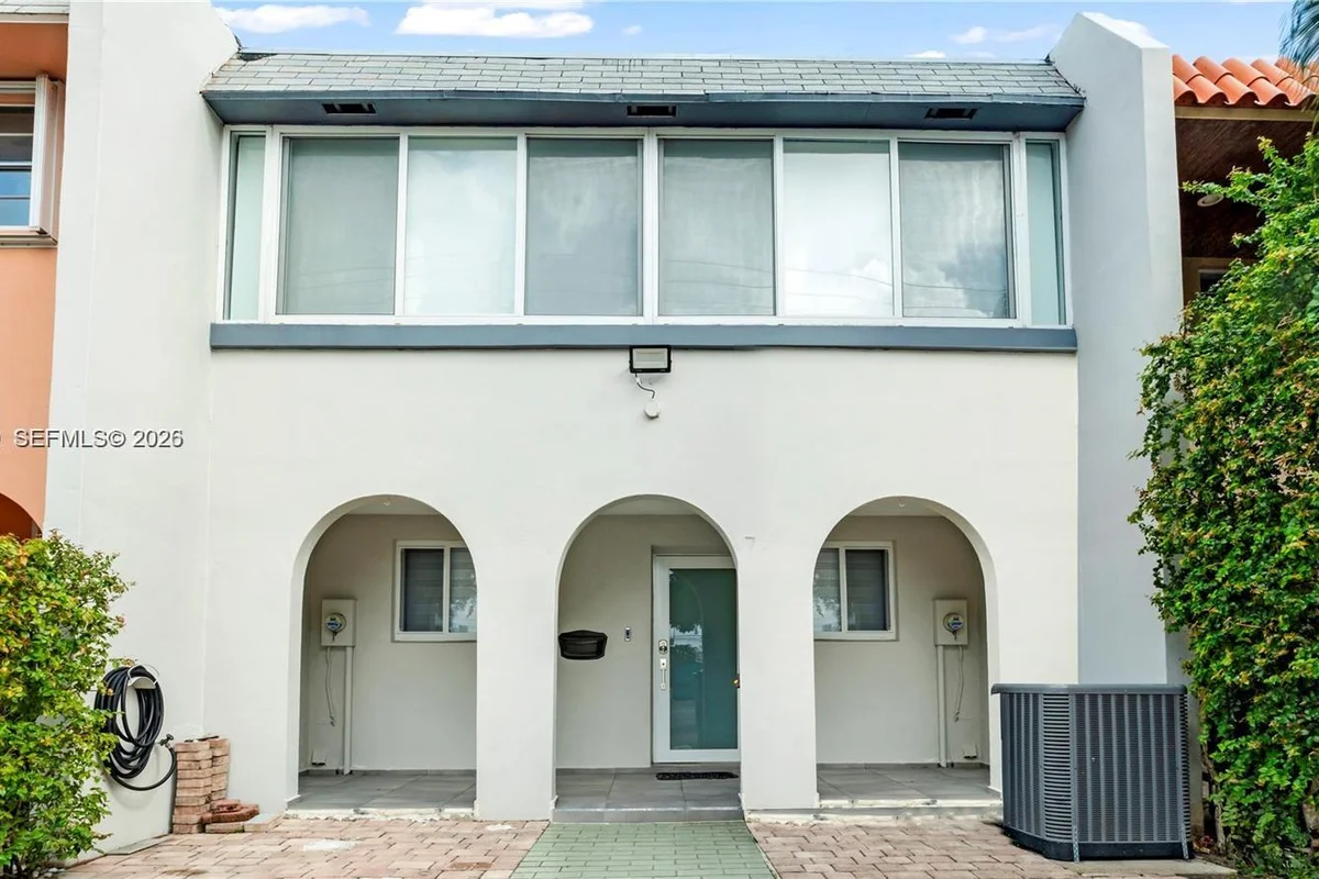 7025 W 3rd Ct, Hialeah: photo 1 of 16