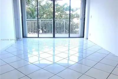 2450 NE 135th St #206, North Miami: photo 1 of 18