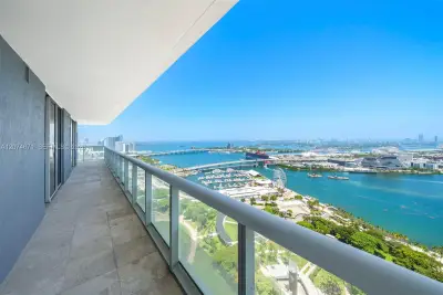 50 Biscayne Blvd #4402, Miami: photo 1 of 21
