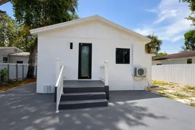 5511 NW 4th Ave #B, Miami: photo 1 of 12