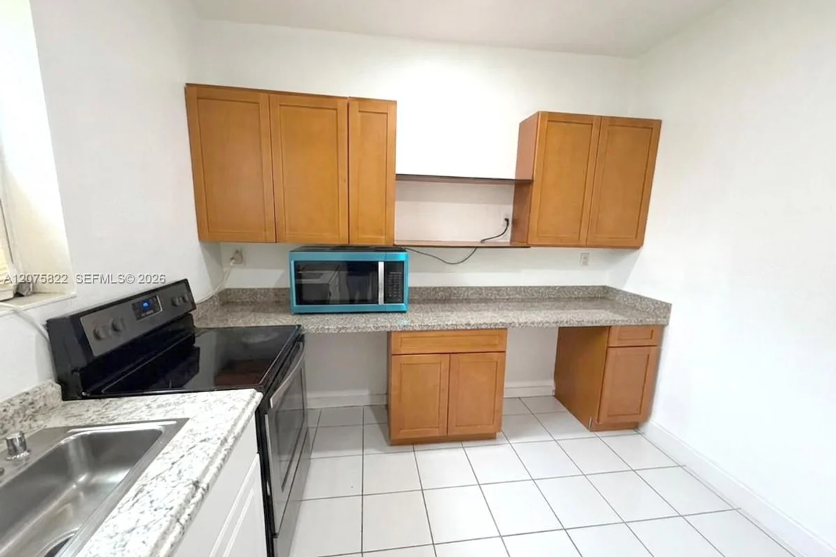 601 NE 180th St #B, Miami: photo 1 of 14