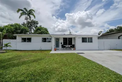6944 SW 10th Ct, Pembroke Pines: photo 1 of 33