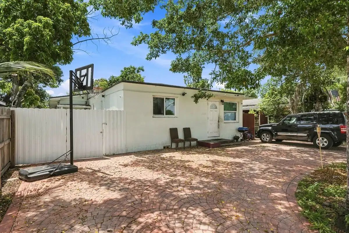1010 Burlington St, Opa-locka: photo 1 of 66