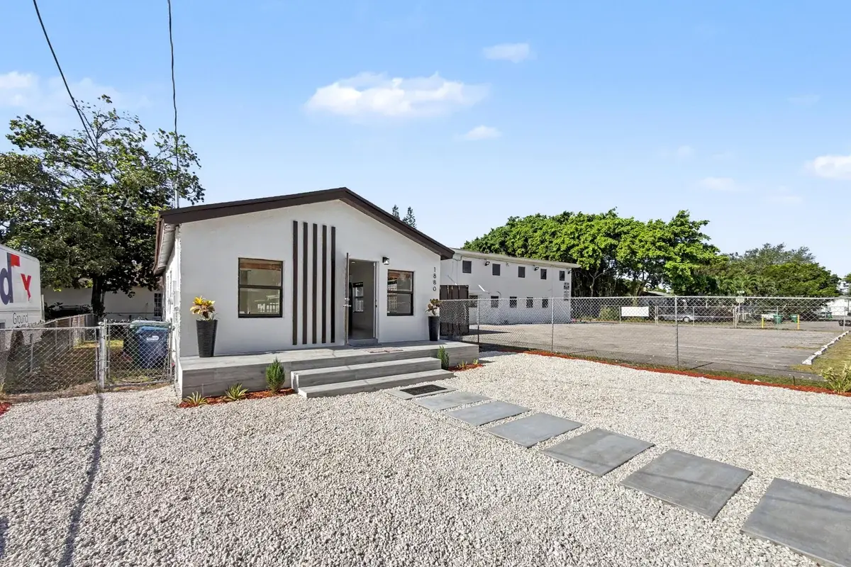 1880 NW 65th St, Miami: photo 1 of 32