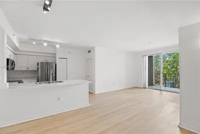 6851 SW 44th St #209, Miami: photo 1 of 24