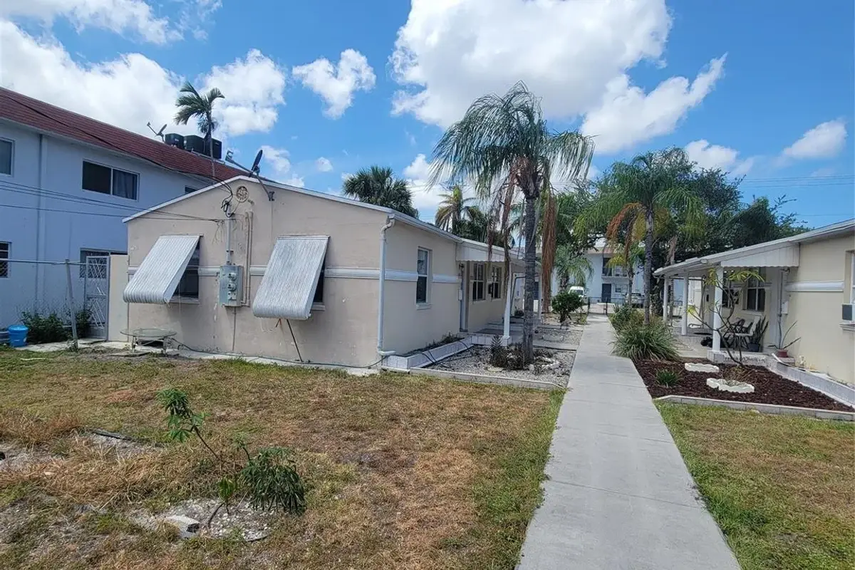 1822 Johnson St, Hollywood: photo 1 of 12