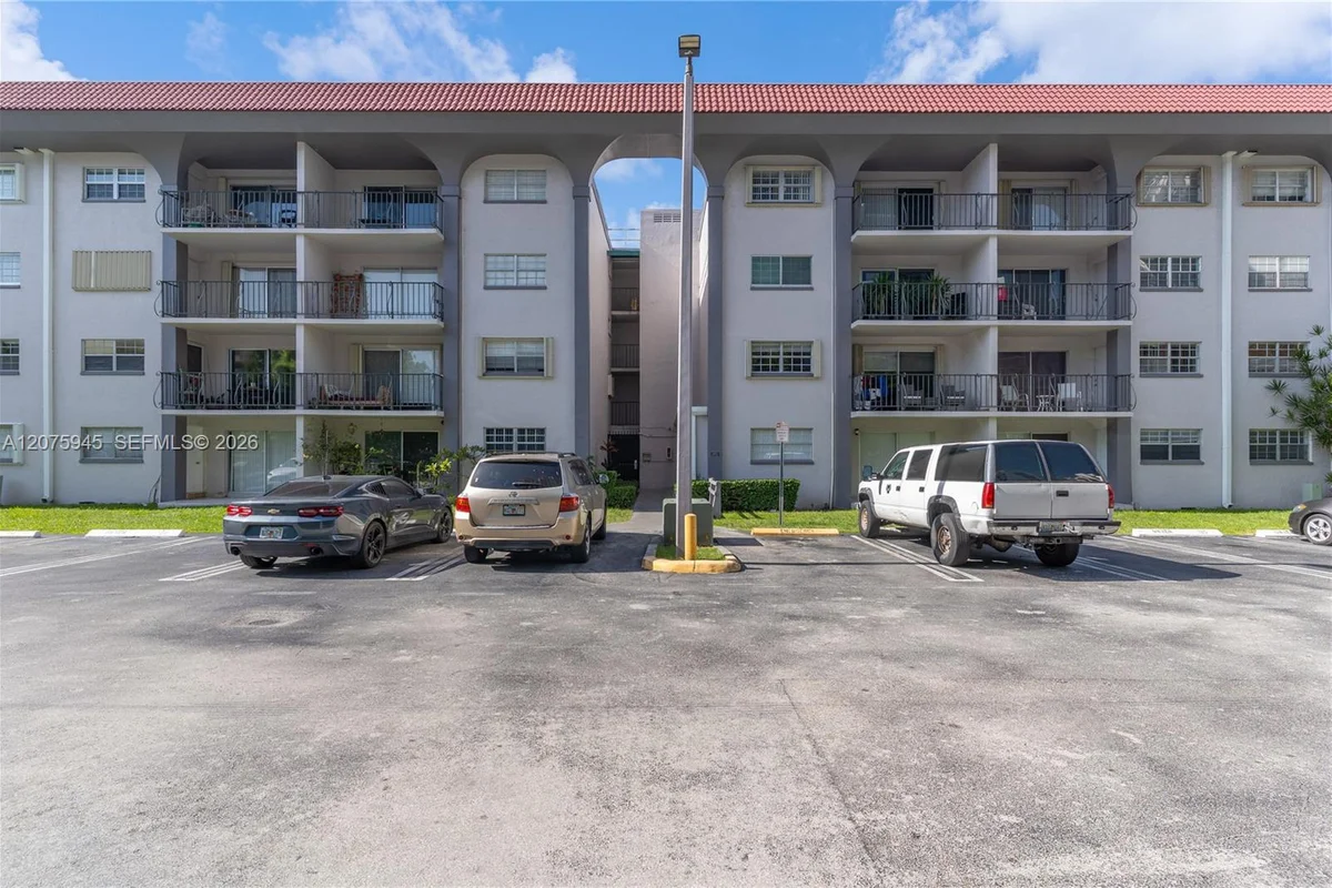 8101 SW 72nd Ave #123W, Miami: photo 1 of 34