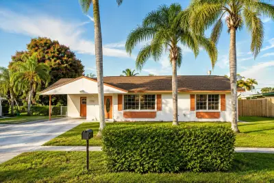 330 W 22nd Ct, Riviera Beach: photo 1 of 7