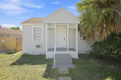 611 N Broadway, Lantana: photo 1 of 33