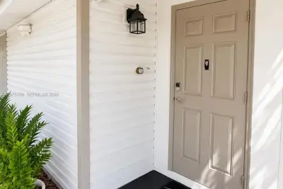 633 Mokena Dr #1, Miami Springs: photo 1 of 4