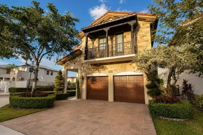 6989 NW 104th Ct, Doral: photo 1 of 35
