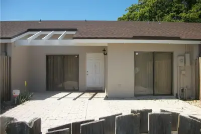 4953 E Lakes Dr, Deerfield Beach: photo 1 of 20