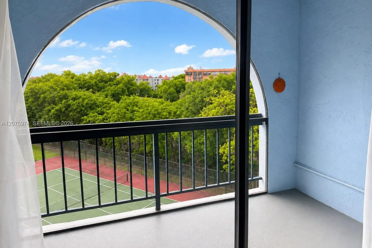 9440 Fontainebleau Blvd #515, Miami: photo 1 of 14
