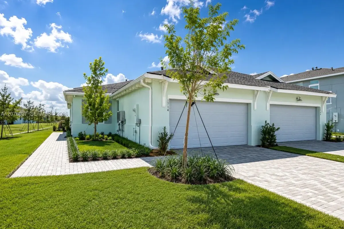 Townhouse in Loxahatchee: photo 1 of 35