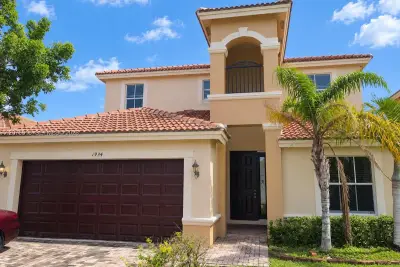1934 NE 3rd Ct, Homestead: photo 1 of 10