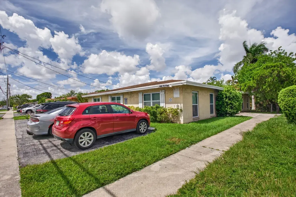 1769 NW 55th Ave, Lauderhill: photo 1 of 18