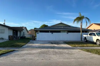 3223 SW 1st St, Deerfield Beach: photo 1 of 11