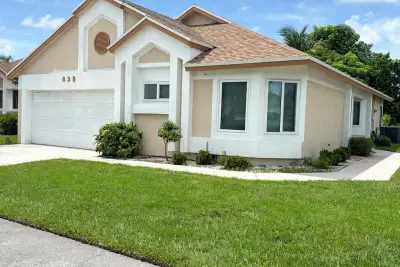 838 E Palm Run Dr, North Lauderdale: photo 1 of 14