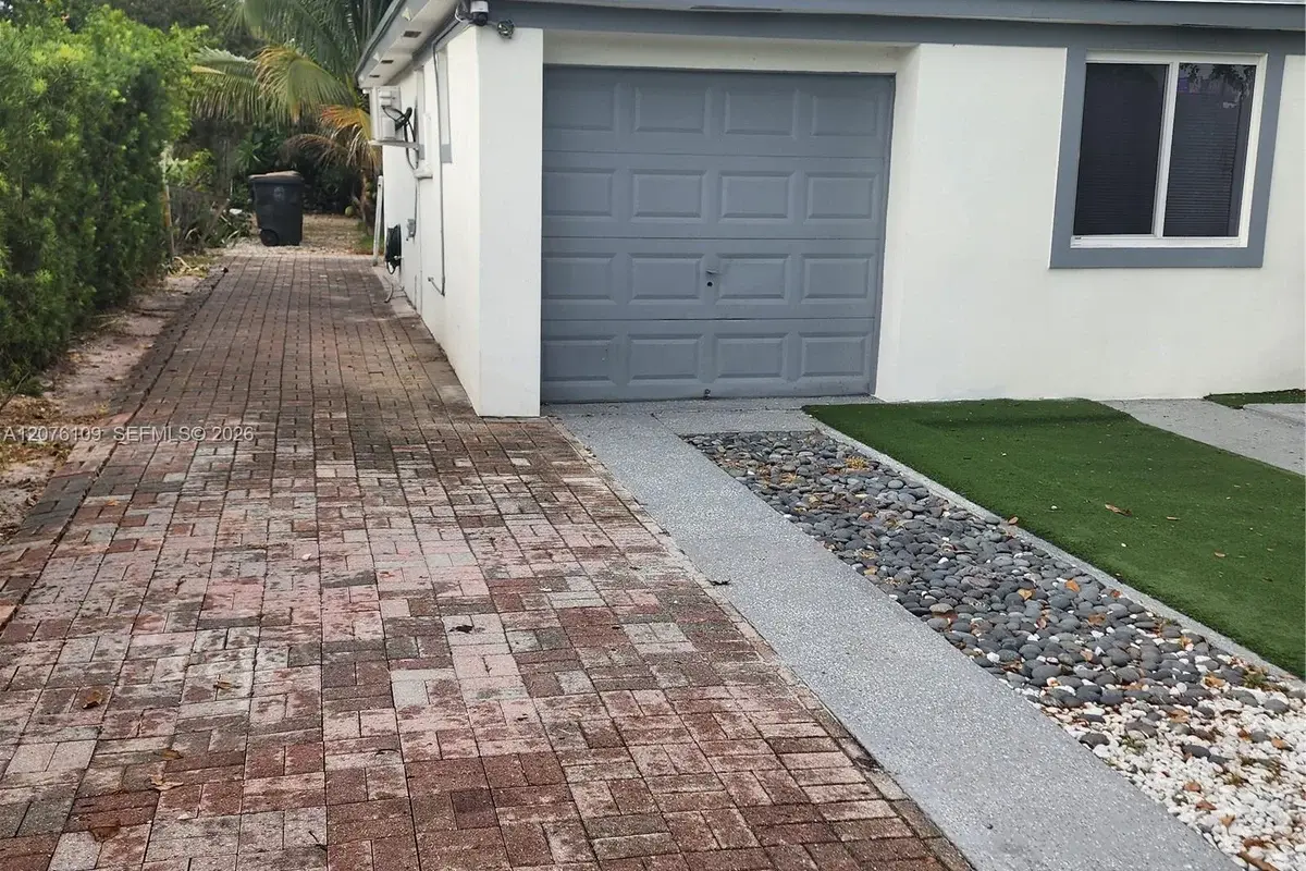 Home in North Miami: photo 1 of 17