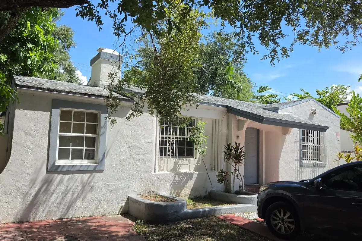 655 NE 80th St, Miami: photo 1 of 4