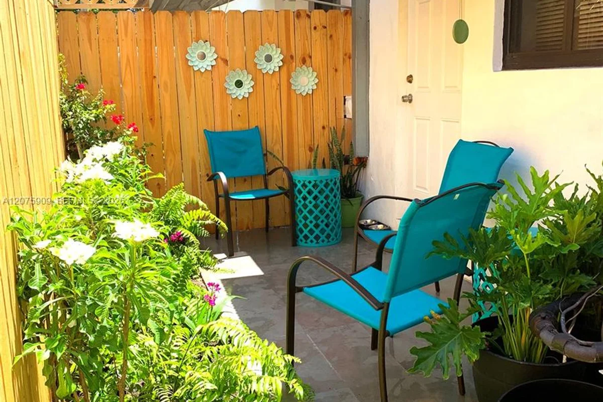 Townhouse in Miami: photo 1 of 25