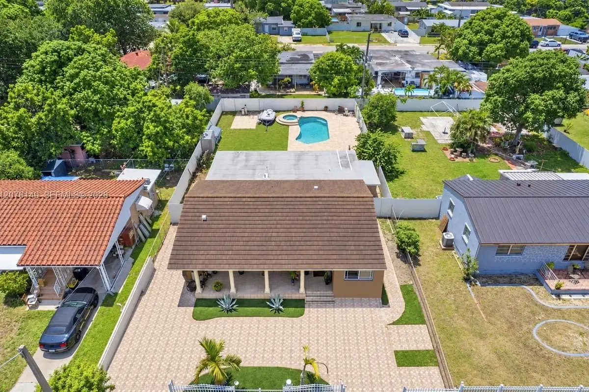 3030 NW 90th St, Miami: photo 1 of 9