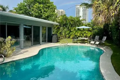 1241 Manor Dr, Riviera Beach: photo 1 of 20