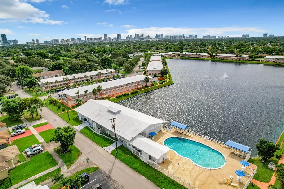 815 SW 10th Ter #17V, Hallandale Beach: photo 1 of 18