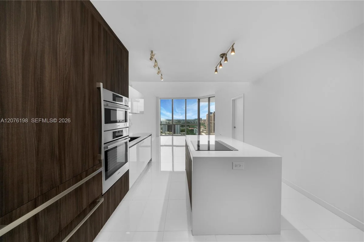 851 NE 1st Ave #2106, Miami: photo 1 of 52