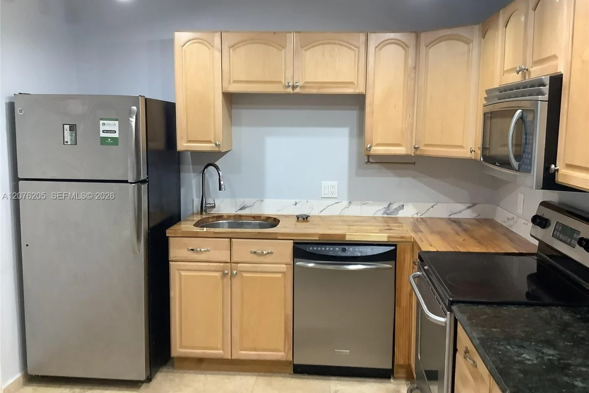 2801 NE 183rd St #111W, Aventura: photo 1 of 10